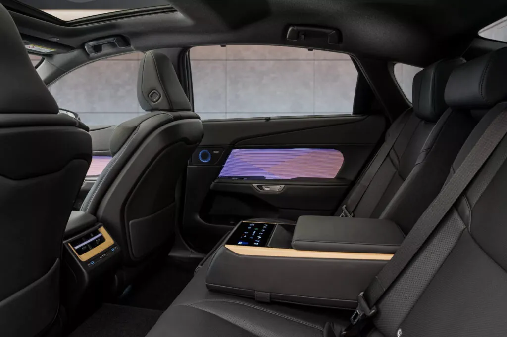 Lexus офіційно представив європейську версію нового Lexus ES — photo 4
