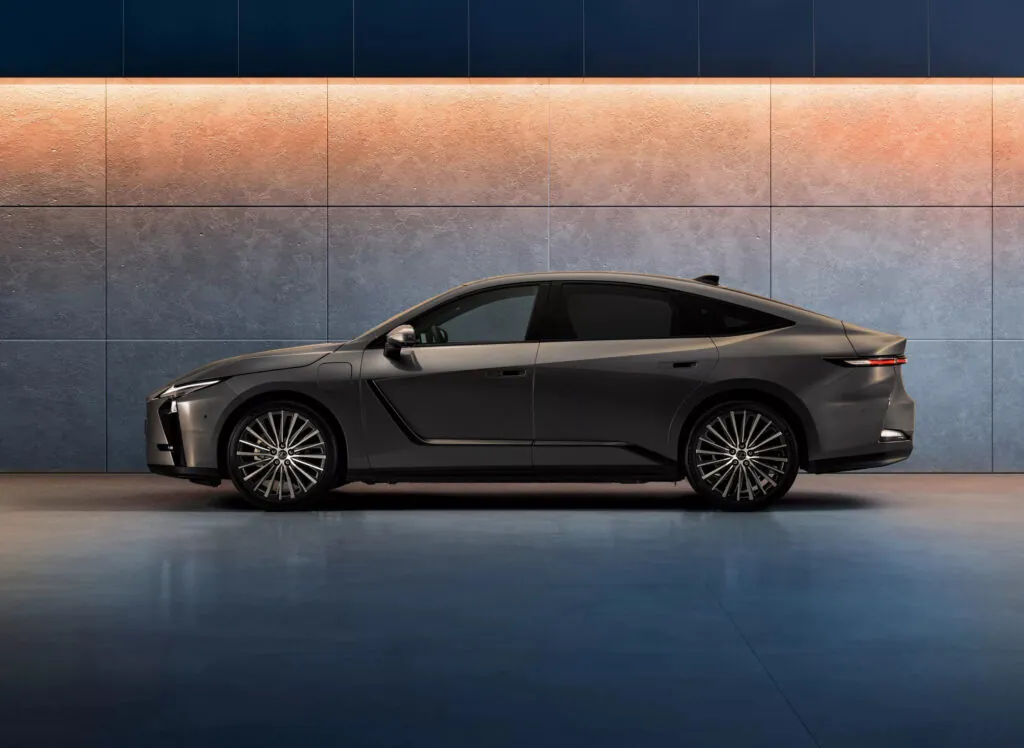 Lexus офіційно представив європейську версію нового Lexus ES — photo 2