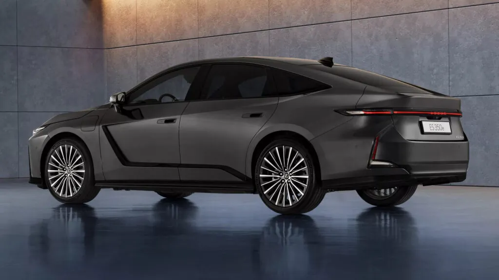 Lexus офіційно представив європейську версію нового Lexus ES — photo 5