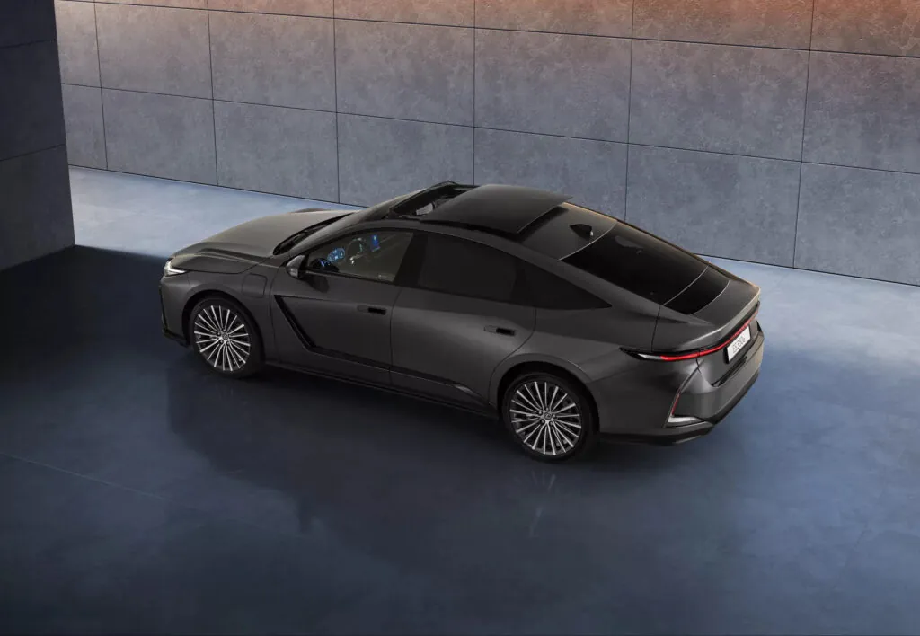 Lexus офіційно представив європейську версію нового Lexus ES — photo 6