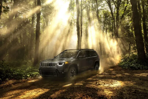 Jeep Cherokee повертається і вперше отримає повністю електричну версію! — photo 42840