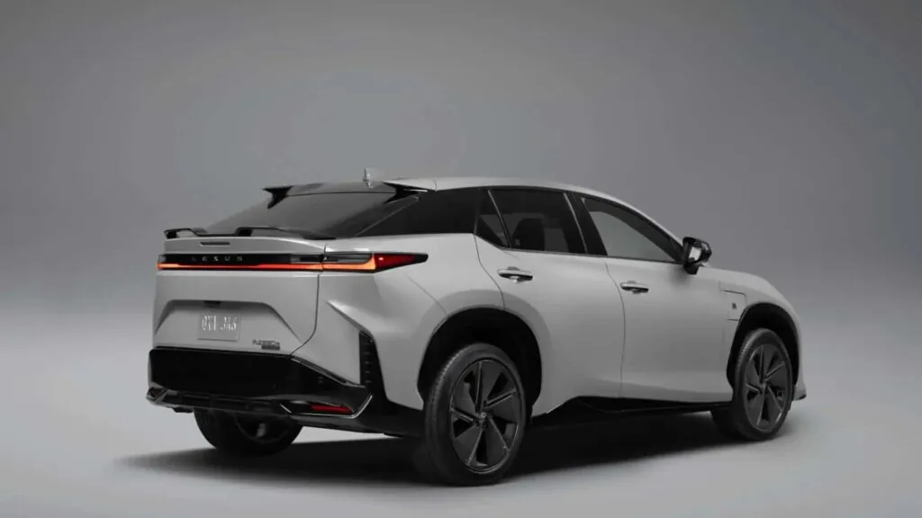 Оновлений Lexus RZ тепер зможе подолати 480 км на одному заряді! — photo 5