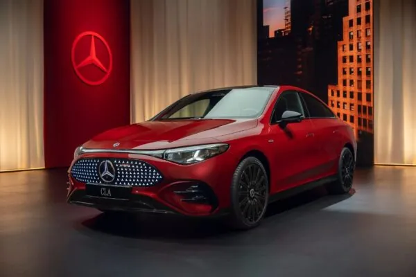 Mercedes вирішив проблему з сумісністю 400V зарядних станцій електричного CLA — photo 41462