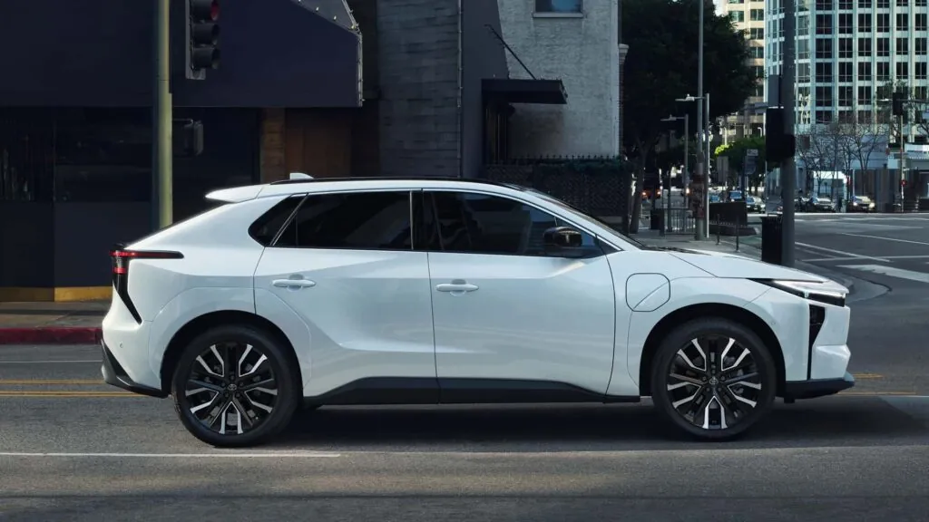 Toyota кардинально оновила свій електрокросовер bZ — photo 2