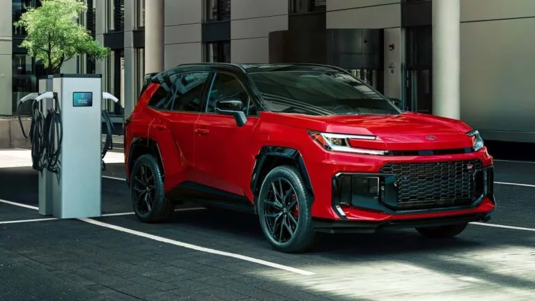 Новий Toyota RAV4 Plug-In Hybrid узяв найкраще зі світу електромобілів — photo 42300
