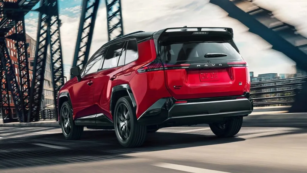 Новий Toyota RAV4 Plug-In Hybrid узяв найкраще зі світу електромобілів — photo 6