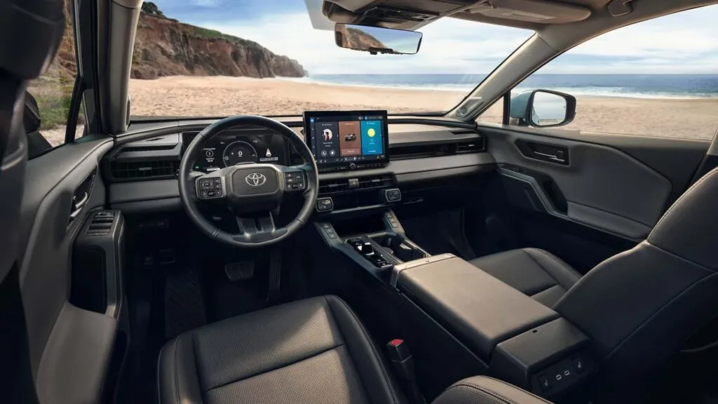 Новий Toyota RAV4 Plug-In Hybrid узяв найкраще зі світу електромобілів — photo 3