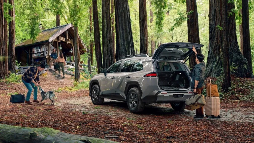 Новий Toyota RAV4 Plug-In Hybrid узяв найкраще зі світу електромобілів — photo 5