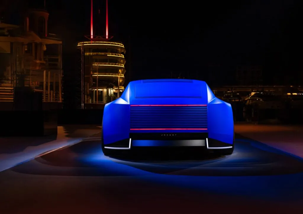 Електричний концепт-кар Jaguar Type 00 показали напередодні етапу Formula E — photo 3