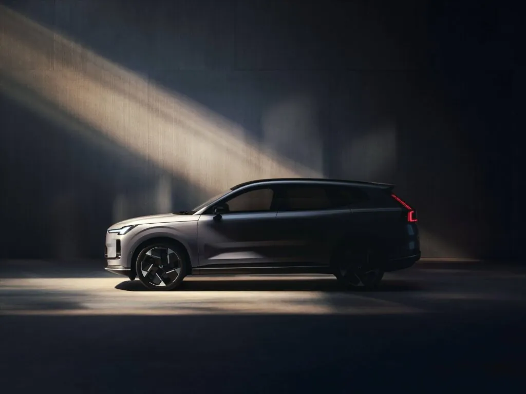 Легендарний Volvo XC70 повертається у новому форматі! — photo 3