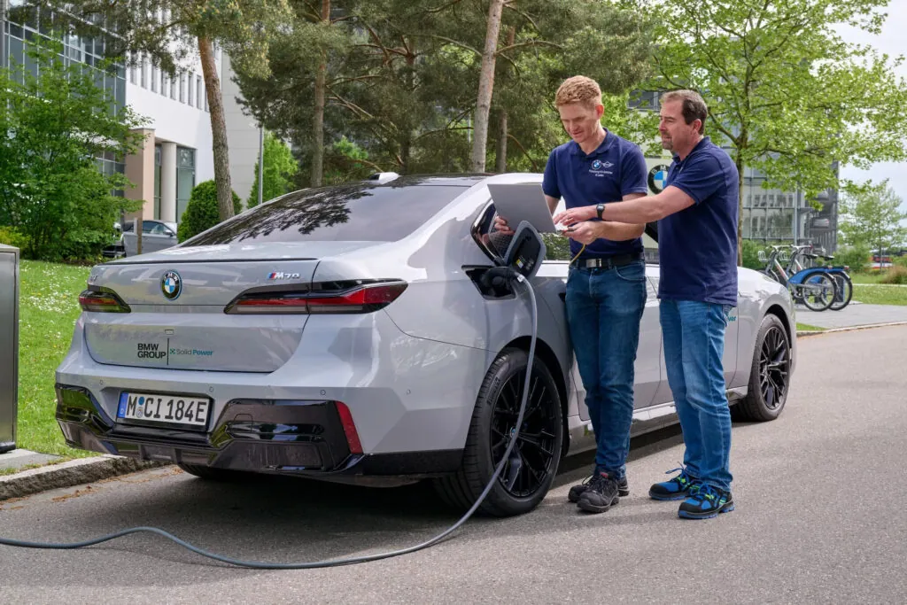 BMW представила прототип i7, оснащений інноваційними твердотільними акумуляторами — photo 6