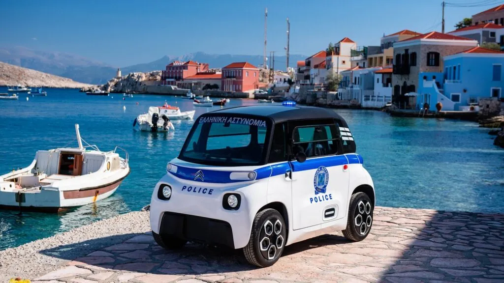 Чарівний міський електрокар Fiat 500e 3+1 тепер на службі в поліції Афін! — photo 3
