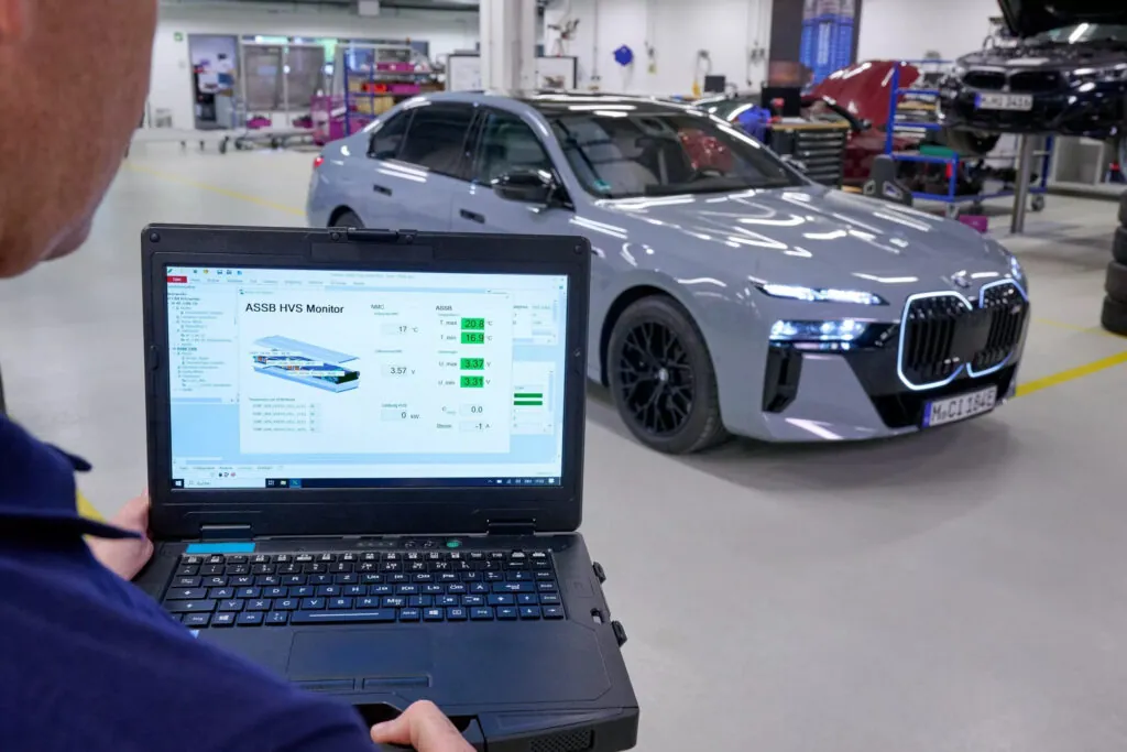 BMW представила прототип i7, оснащений інноваційними твердотільними акумуляторами — photo 4