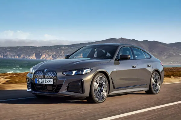 BMW представила оновлення для своїх електричних седанів — photo 42731