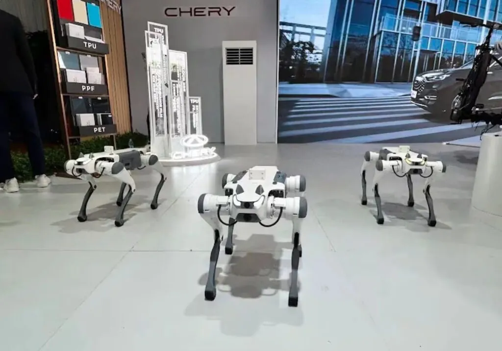 В автосалонах Chery автівки продаватимуть роботи — photo 4