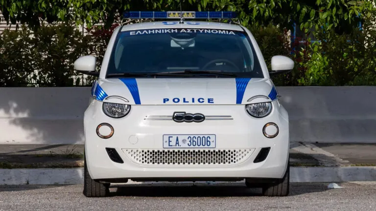 Чарівний міський електрокар Fiat 500e 3+1 тепер на службі в поліції Афін! — photo 41084