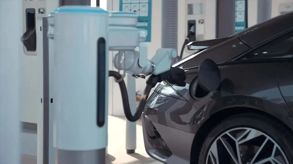 Tesla обіцяла, а Hyundai запустив автоматичні зарядки для електромобілів — photo 3