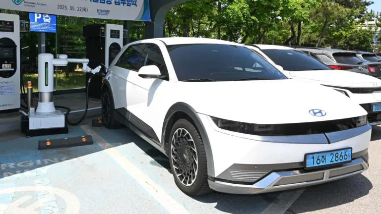 Tesla обіцяла, а Hyundai запустив автоматичні зарядки для електромобілів — photo 42350