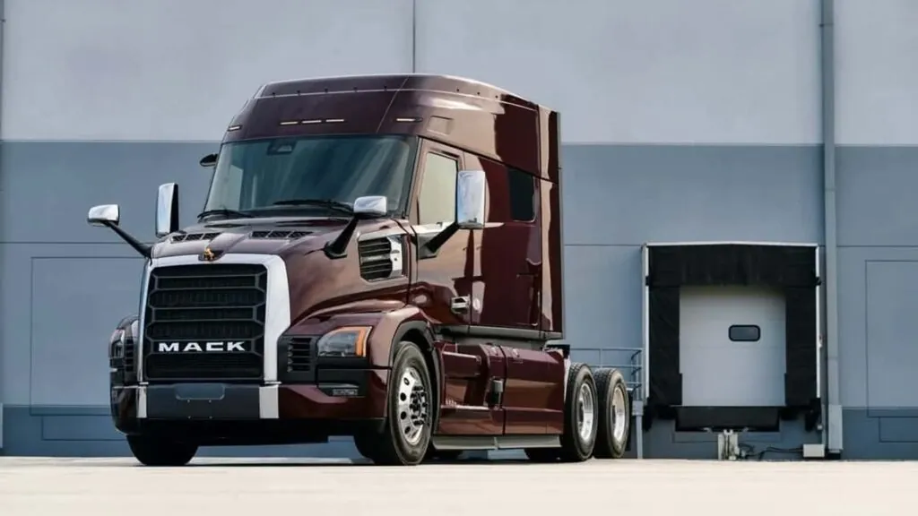 Mack Trucks кидає виклик Tesla Semi: на ринок виходить новий електричний гігант — photo 8