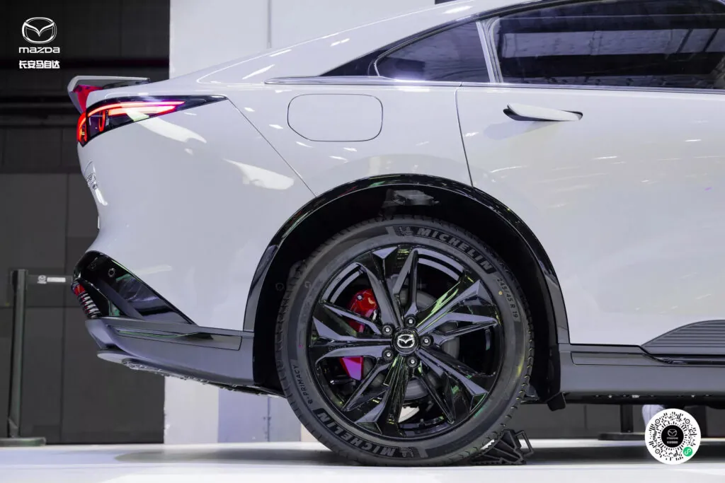 Mazda представила версію Sports Edition для свого нового електричного седана EZ-6 — photo 5