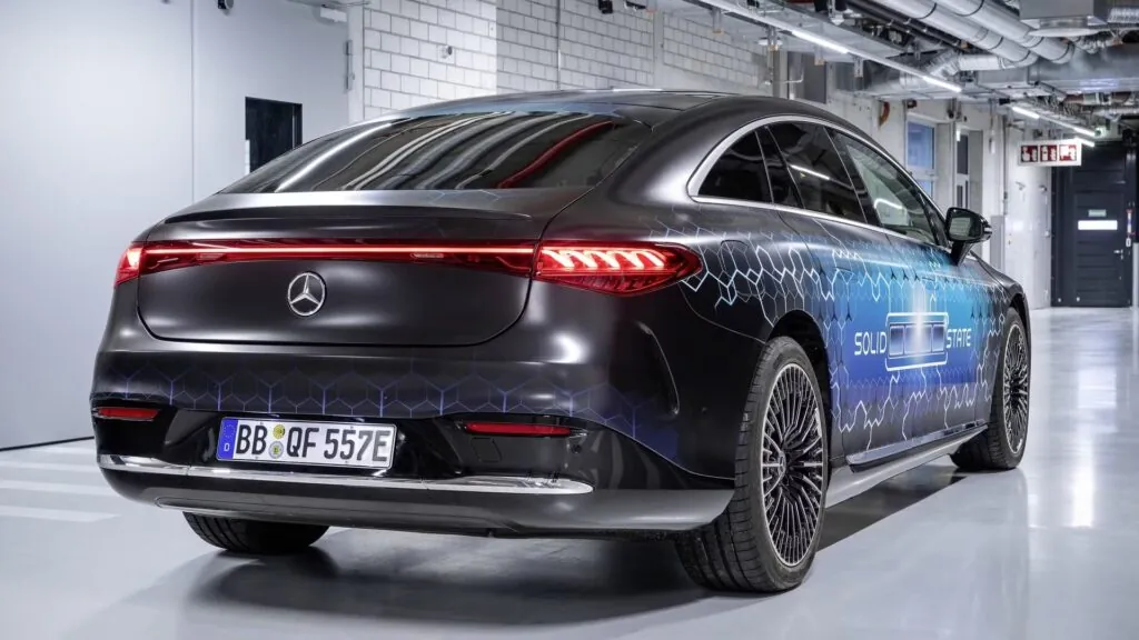 Mercedes-Benz тестує напівтвердотільні батареї для електромобілів — photo 6