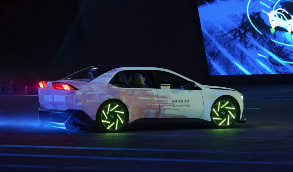 Нове покоління BMW M3 розділиться на бензинову та електричну версії — photo 2