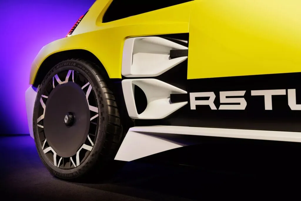 Попри шокуючий цінник у €155 000, електричний Renault R5 Turbo 3E став хітом продажів! — photo 5
