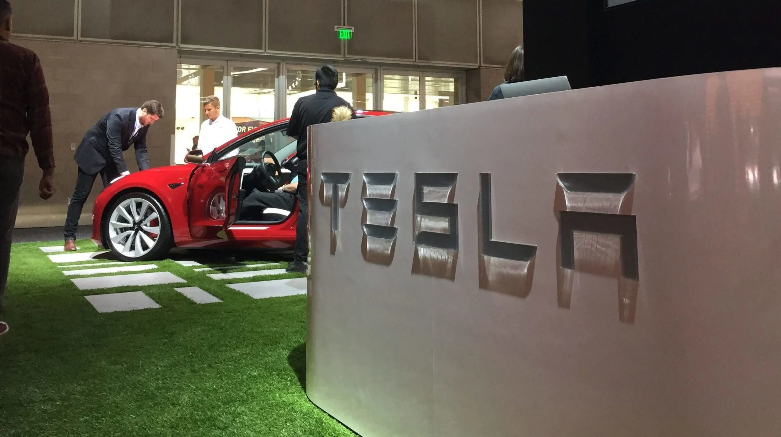 Tesla значительно усложнила возможность подавать иски против компании — photo 41958