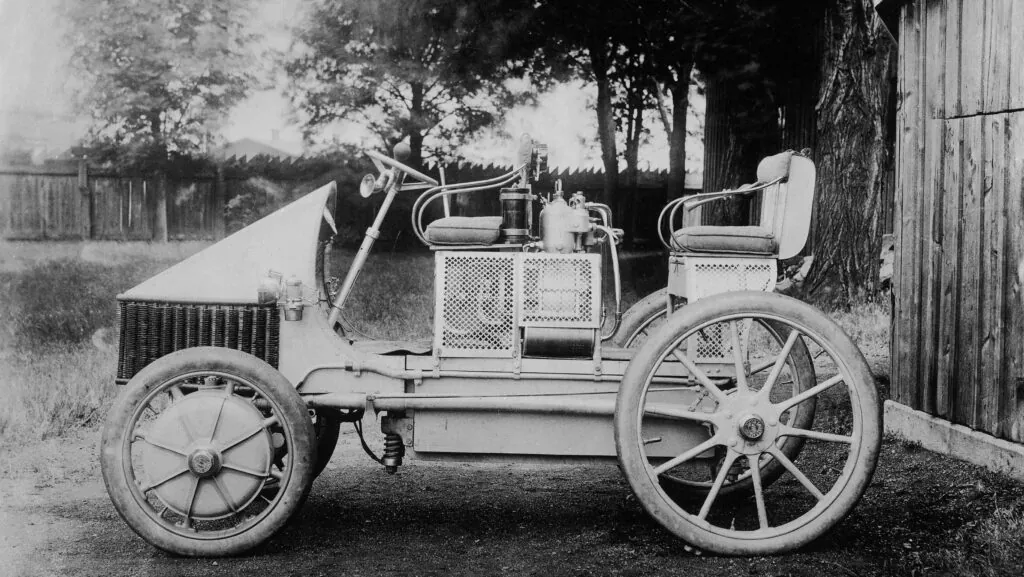 Porsche отмечает 125 лет электромобилю с бензиновым генератором — photo 2 Porsche отмечает 125 лет электромобилю с бензиновым генератором — photo 2