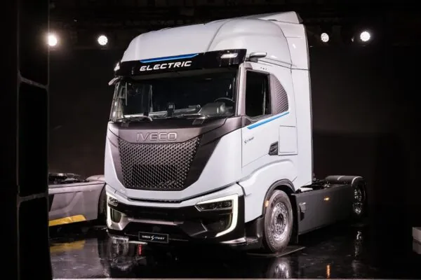 Iveco представила дальнобойный электрогрузовик S-eWay Artic — photo 46018