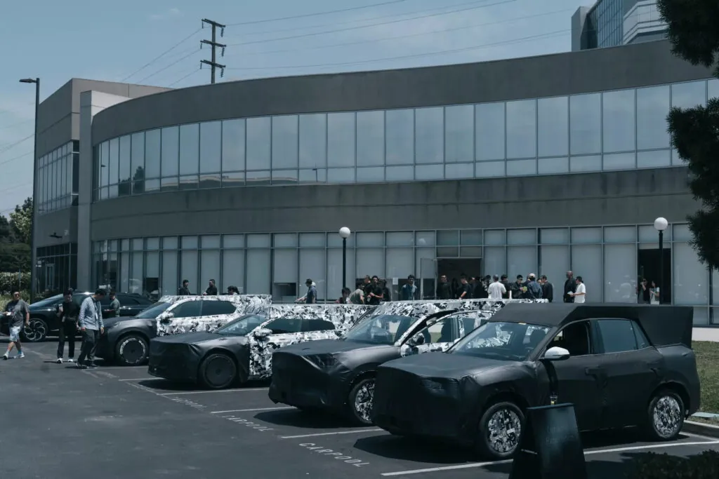 Faraday Future показала перший тизер нового електрокросовера FX 4 — photo 2