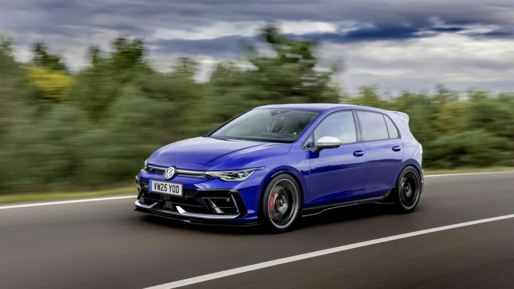 Що відомо про перший суто електричний Volkswagen Golf Mk9 з софтом від Rivian? — photo 8