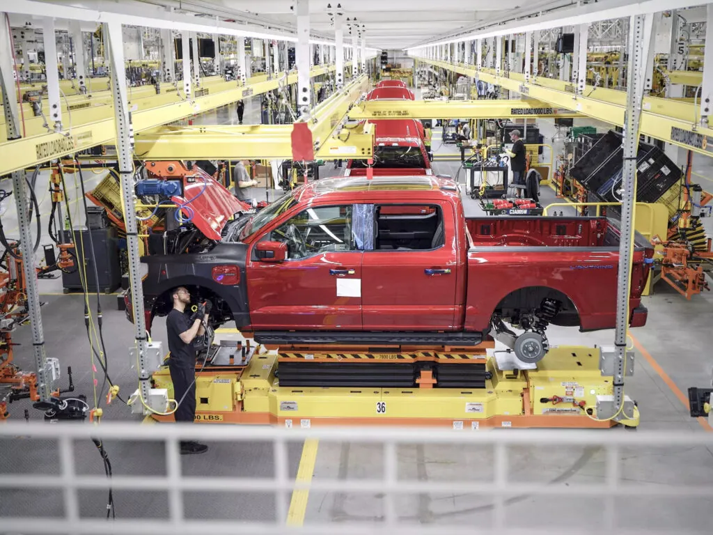 Ford відкликає майже 30 000 електричних пікапів F-150 Lightning через дефект підвіски — photo 2