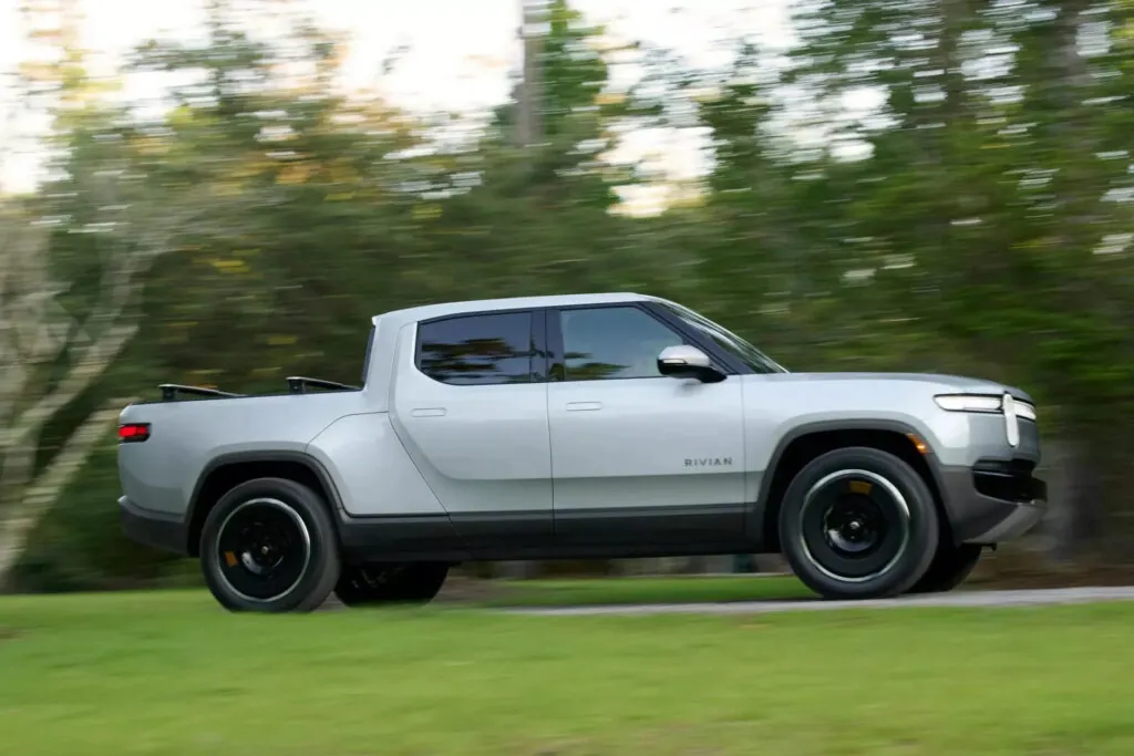 Rivian відкликає 28 тисяч електромобілів R1T і R1S через несправні поворотники — photo 2 Rivian відкликає 28 тисяч електромобілів R1T і R1S через несправні поворотники — photo 2