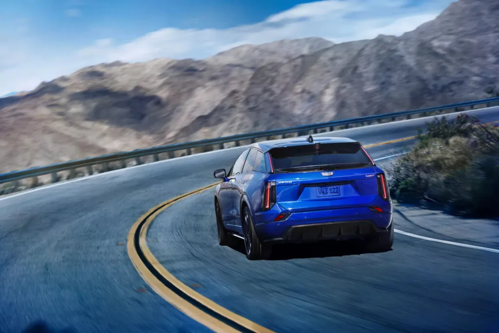 Cadillac презентував новий електричний кросовер Optiq-V — photo 4
