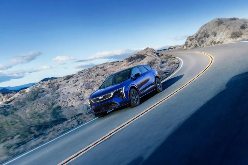 Cadillac презентував новий електричний кросовер Optiq-V — photo 2