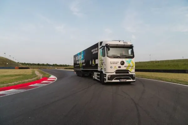 Mercedes-Benz eActros 600 встановлює світовий рекорд у русі заднім ходом — photo 45403