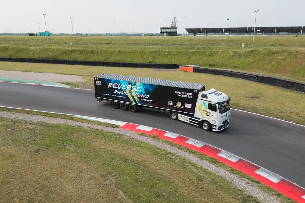 Mercedes-Benz eActros 600 встановлює світовий рекорд у русі заднім ходом — photo 3