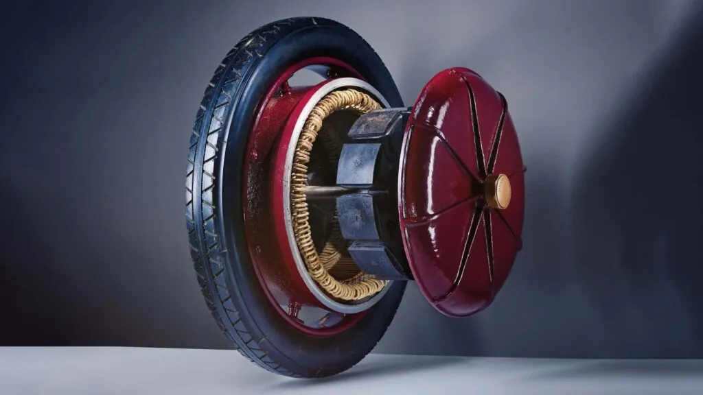 Porsche отмечает 125 лет электромобилю с бензиновым генератором — photo 3