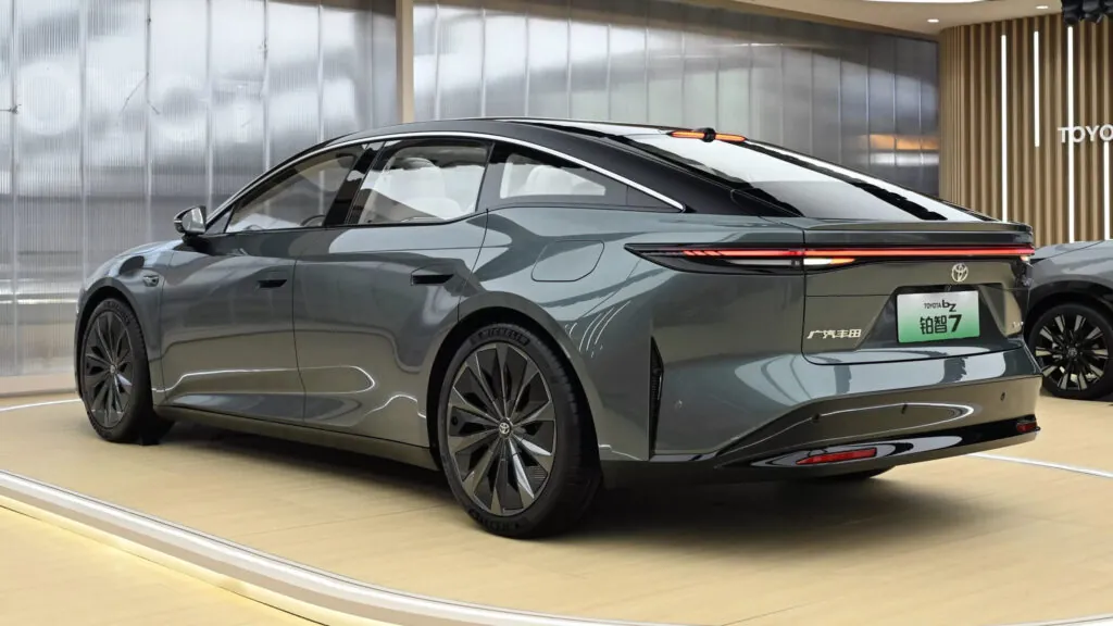 Toyota представила флагманський електричний седан bZ7 — photo 4