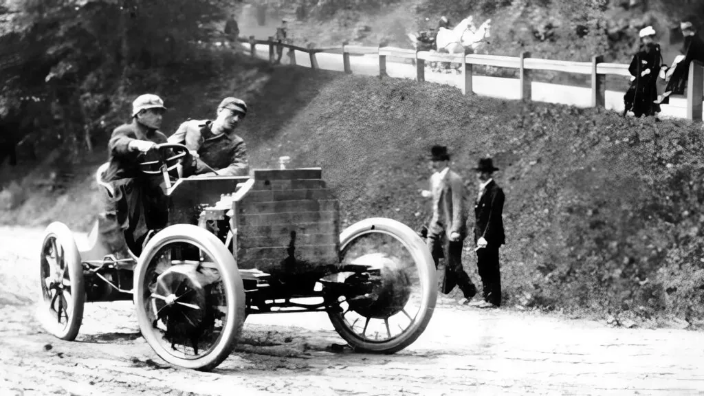 Porsche отмечает 125 лет электромобилю с бензиновым генератором — photo 4