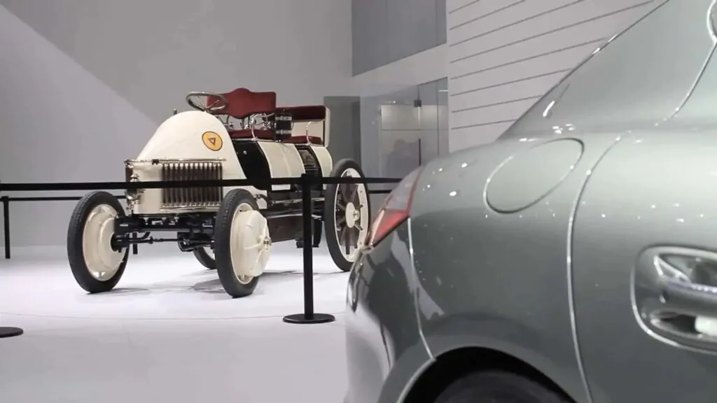 Porsche отмечает 125 лет электромобилю с бензиновым генератором — photo 5