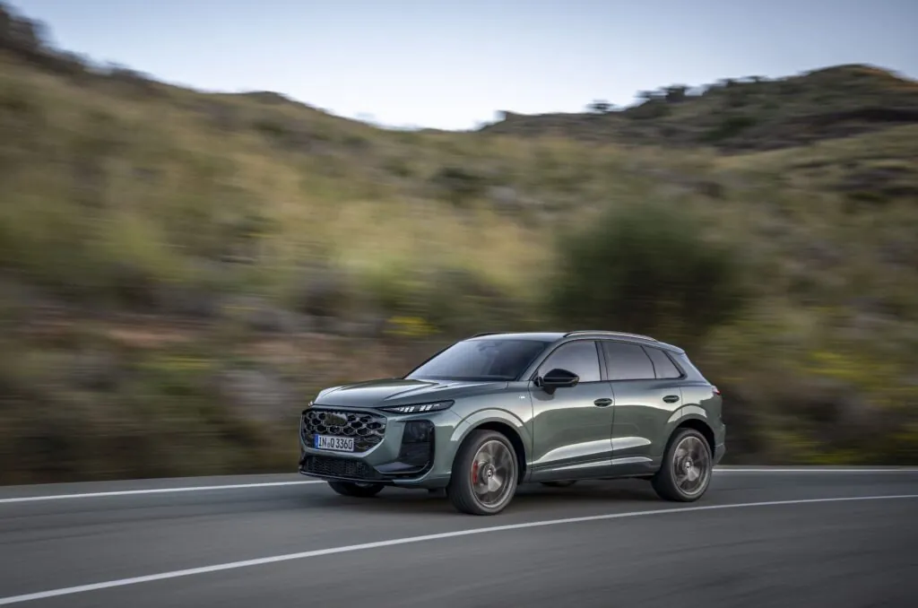 Audi Q3 третього покоління виходить на ринок з електрифікованою силовою установкою — photo 2