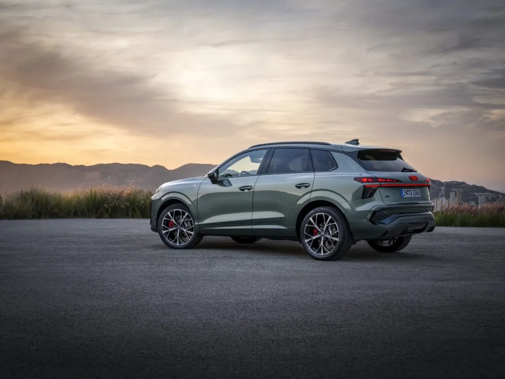 Audi Q3 третього покоління виходить на ринок з електрифікованою силовою установкою — photo 6
