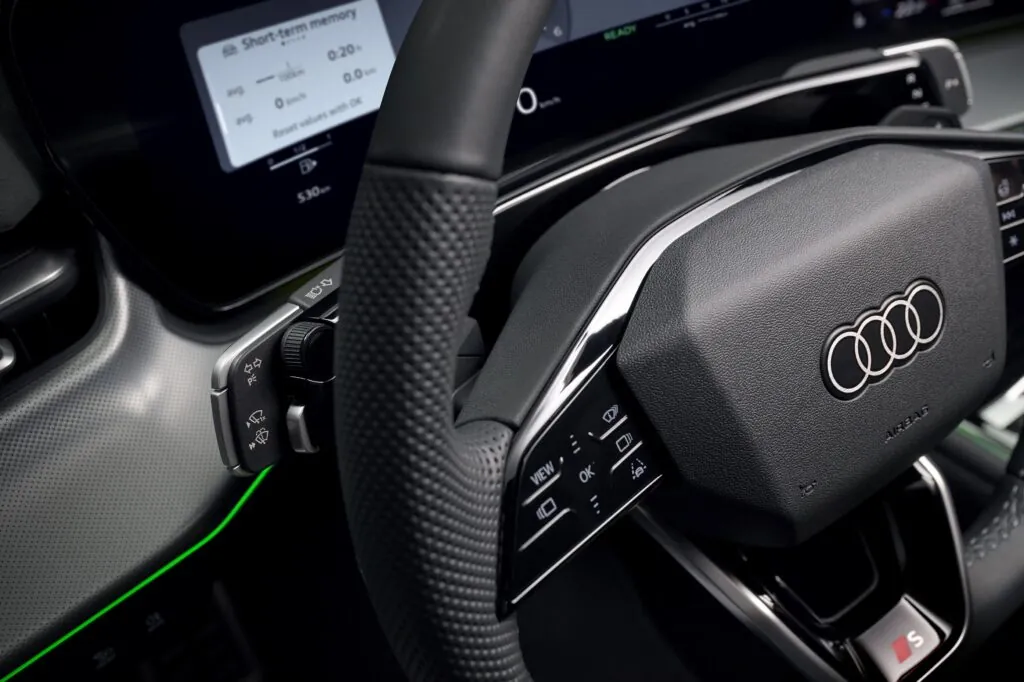 Audi Q3 третього покоління виходить на ринок з електрифікованою силовою установкою — photo 5