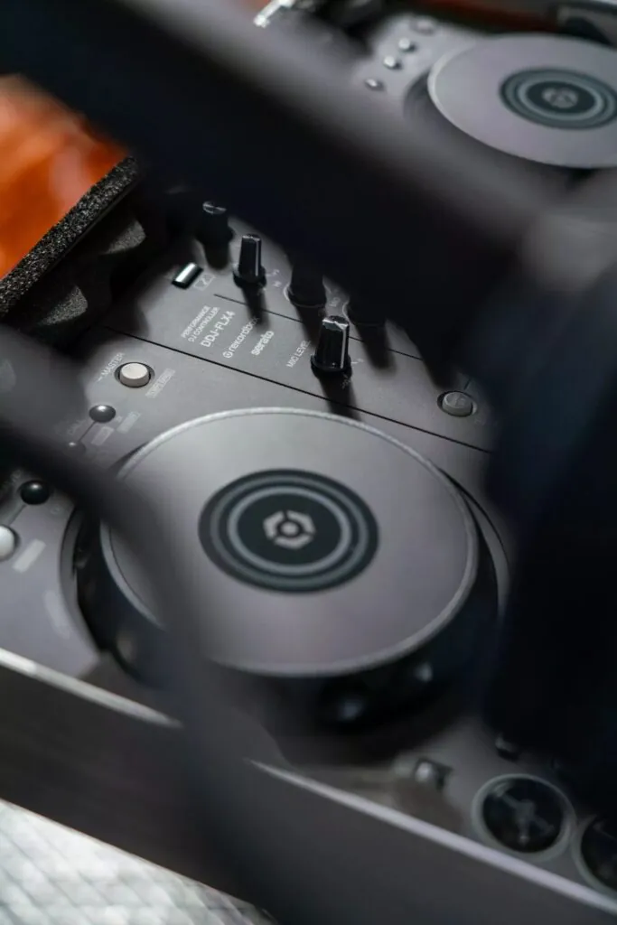 BMW представила уникальную версию электробайка CE 02 — photo 4
