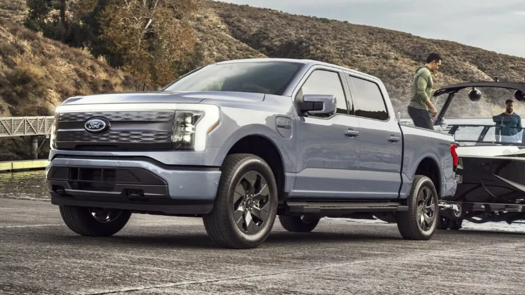 Ford відкликає майже 30 000 електричних пікапів F-150 Lightning через дефект підвіски — photo 4