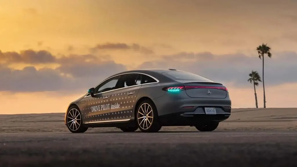 Tesla показала, как ее система FSD уверенно управляет автомобилем на улицах Парижа и Рима — photo 2 Tesla показала, как ее система FSD уверенно управляет автомобилем на улицах Парижа и Рима — photo 2