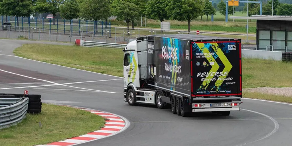 Mercedes-Benz eActros 600 встановлює світовий рекорд у русі заднім ходом — photo 4