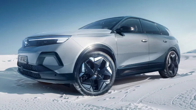 Opel представив свій найпотужніший електромобіль Grandland Electric AWD — photo 44930